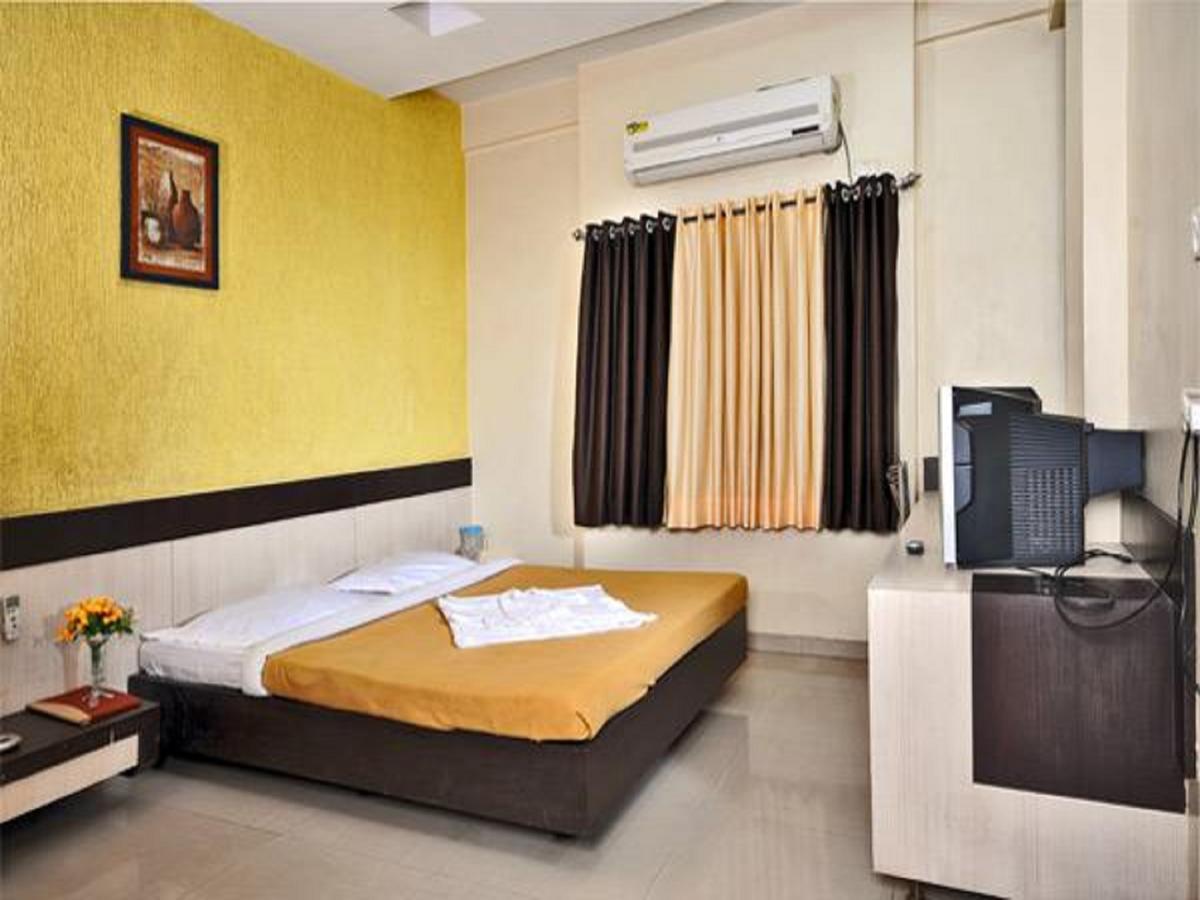 Hotel Shri Krishna Ширді Екстер'єр фото
